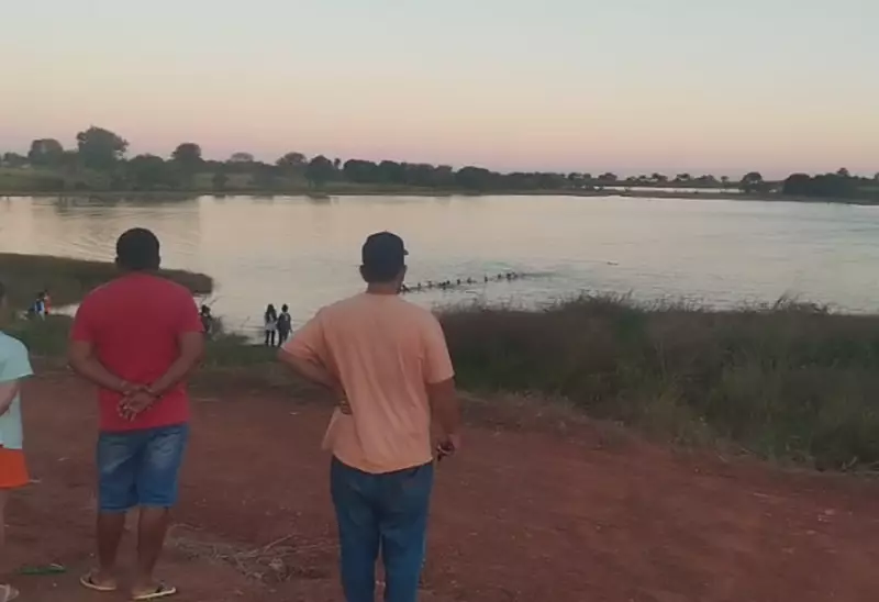 Tragédia em lagoa: corrente humana tenta salvar jovem que caiu de canoa, mas vítima não resiste