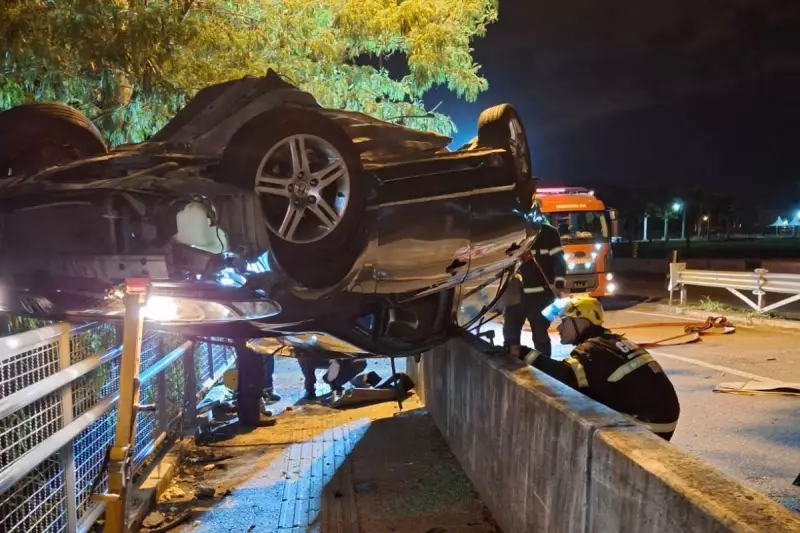 Tragédia em SC: Carro fica pendurado em ponte e mulher morre presa às ferragens
