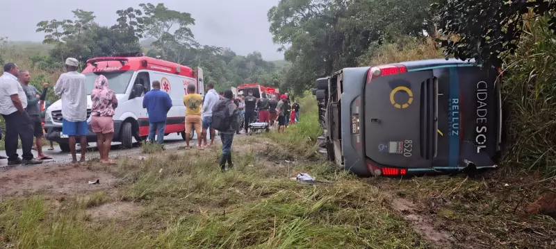 Tragédia na Bahia: Ônibus com 40 passageiros capota e deixa feridos graves