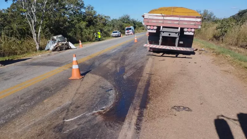 Tragédia na BR-040: Idosos morrem em grave acidente envolvendo carro, carreta e caminhão em Paracatu
