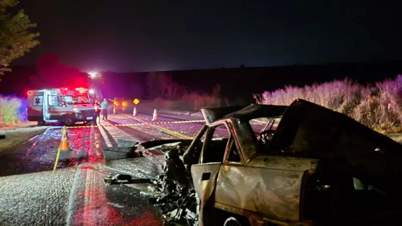 Tragédia na BR-153: motorista morre carbonizado em colisão entre carro e caminhões em Prata (MG)