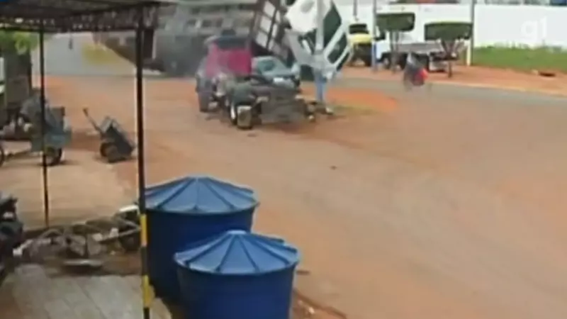 Tragédia na BR-222: Motociclista morre esmagado após caminhão boiadeiro tombar no Maranhão