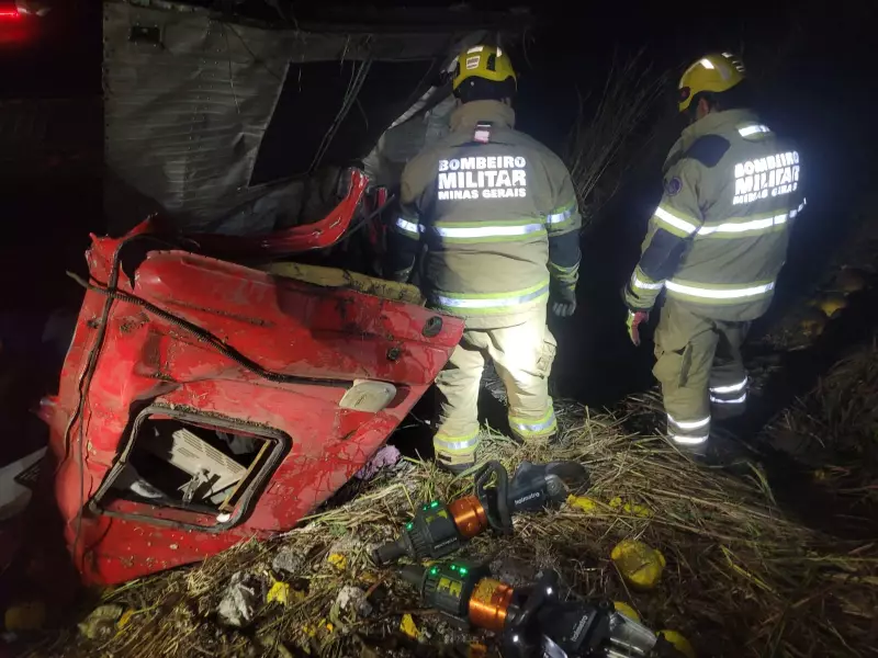 Tragédia na BR-251: Caminhão sai da pista, bate em barranco e capota, deixando motorista morto