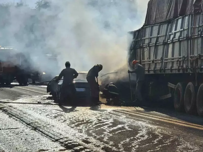 Tragédia na BR-262: Colisão entre carros e carreta de carvão deixa mortos e incêndio em MS