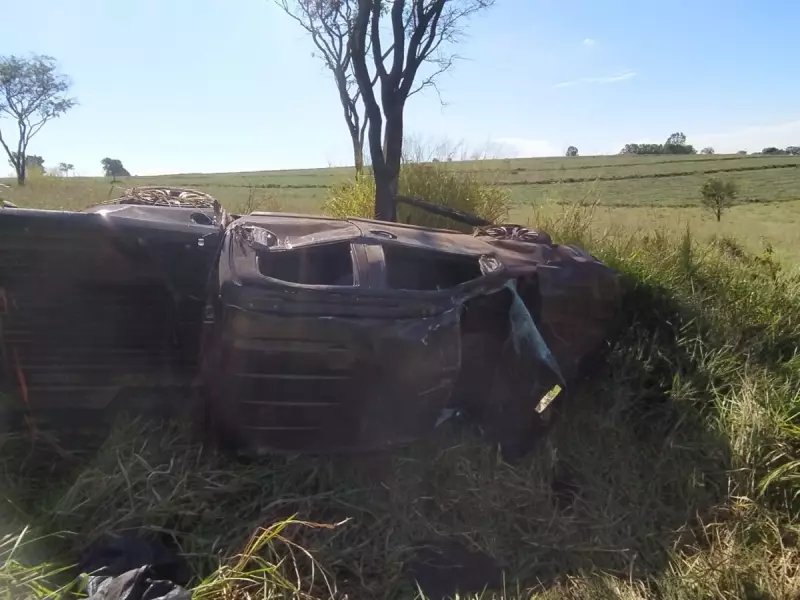 Tragédia na BR-262: Motorista morre após ser arremessado de caminhonete em acidente próximo a Luz (MG)
