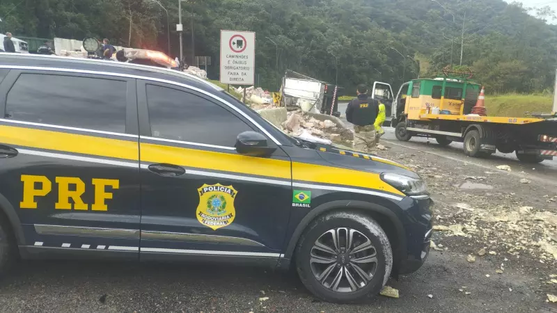 Tragédia na BR-376: Caminhoneiro morre após tombamento de caminhão no litoral do Paraná