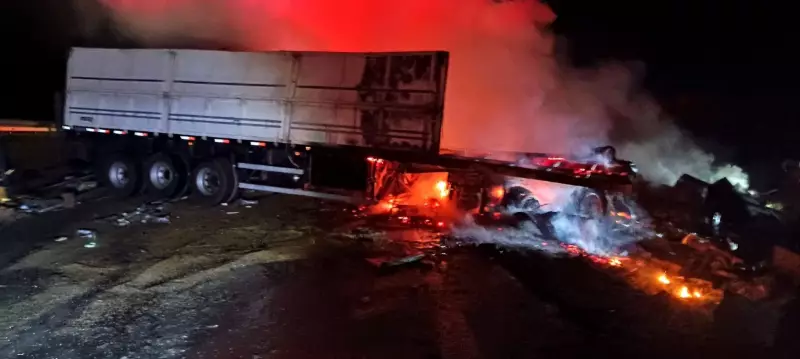 Tragédia na BR-381: três vítimas morrem carbonizadas em colisão entre carretas em MG