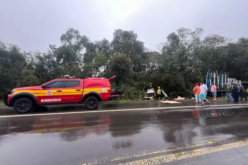 Tragédia na BR-470: Colisão frontal entre carro e caminhão mata três homens em SC