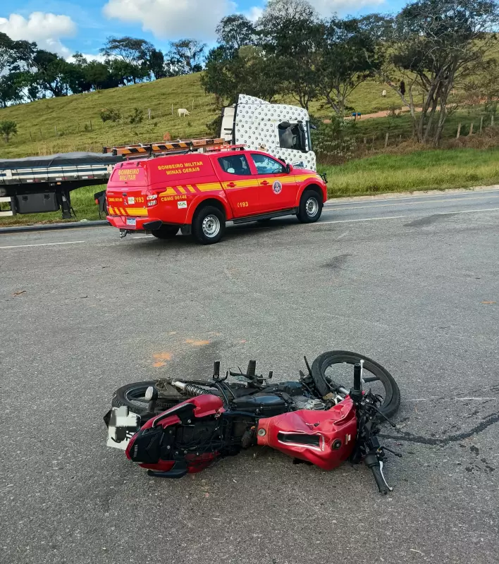 Tragédia na BR-494: Mulher morre em acidente entre moto e caminhão em Oliveira