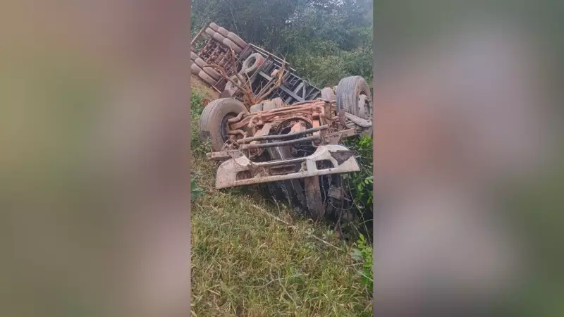 Tragédia na Curva da Morte: Carreta despenca em ribanceira e motorista fica gravemente ferido em Formiga