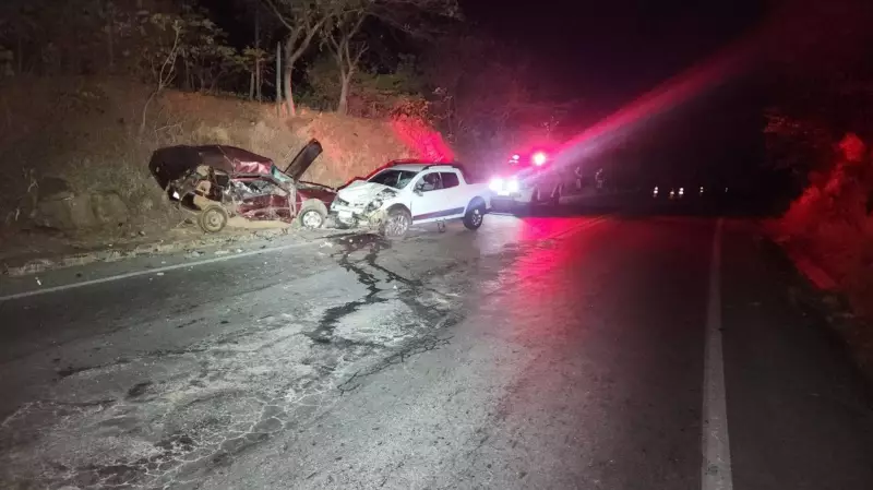 Tragédia na MG-122: Colisão entre carros mata duas pessoas e deixa três feridas, incluindo crianças