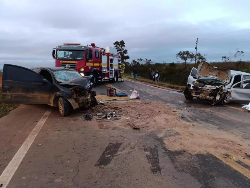 Tragédia na MG-308: Acidente entre dois carros deixa cinco vítimas, incluindo uma morte no local