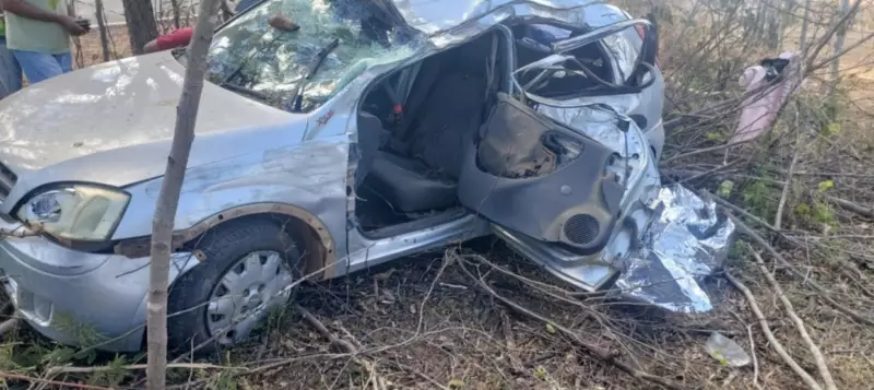 Tragédia na MG-892: Duas mortes e dois feridos em acidente com carro que colidiu em árvores