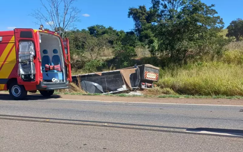 Tragédia na rodovia: caminhão atinge carro parado e mata ocupantes em Goiás