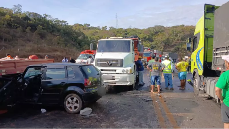 Tragédia na Serra da Bocaiuva: acidente entre carro, carreta e caminhão deixa 10 vítimas