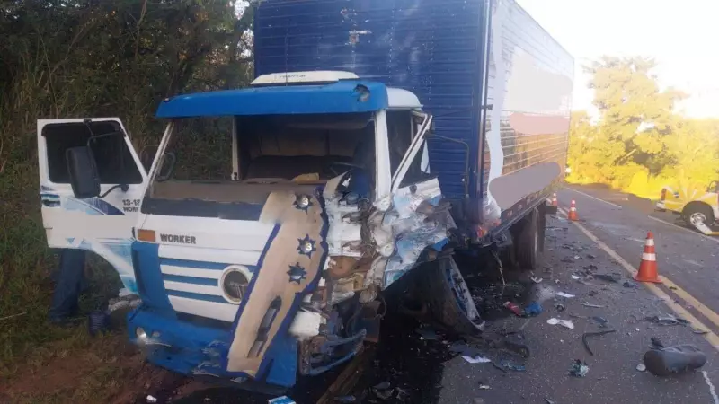 Tragédia na SP-255: Caminhonete invade contramão e colide frontalmente com caminhão em Pratânia