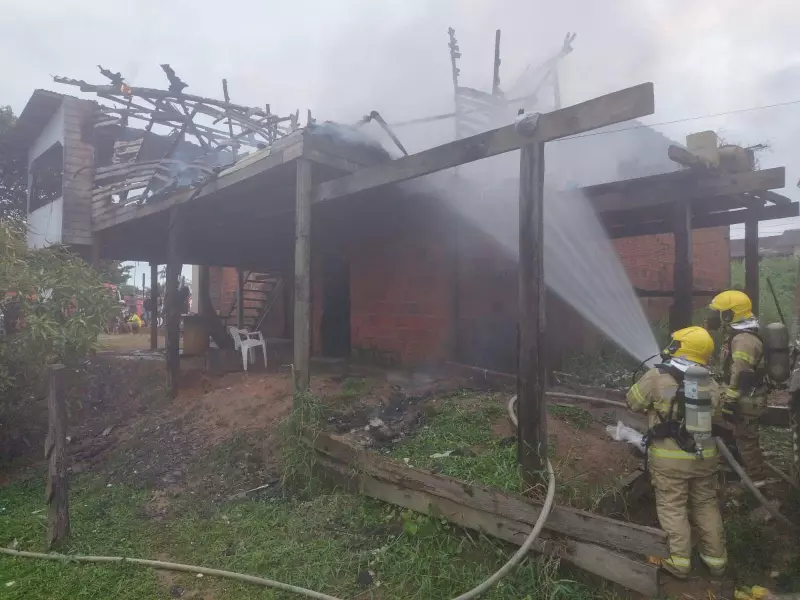 Tragédia no Acre: Criança de 5 anos provoca incêndio em casa ao brincar com isqueiro