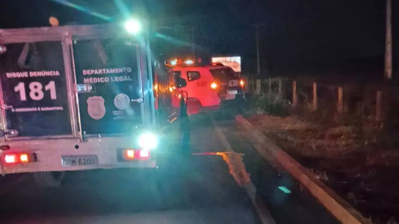 Tragédia no ES: Mulher bate carro em moto, desce para pedir ajuda e morre atropelada