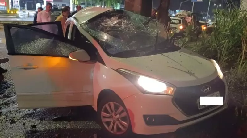 Tragédia no Eusébio: Motorista morre e duas ficam feridas em acidente com poste