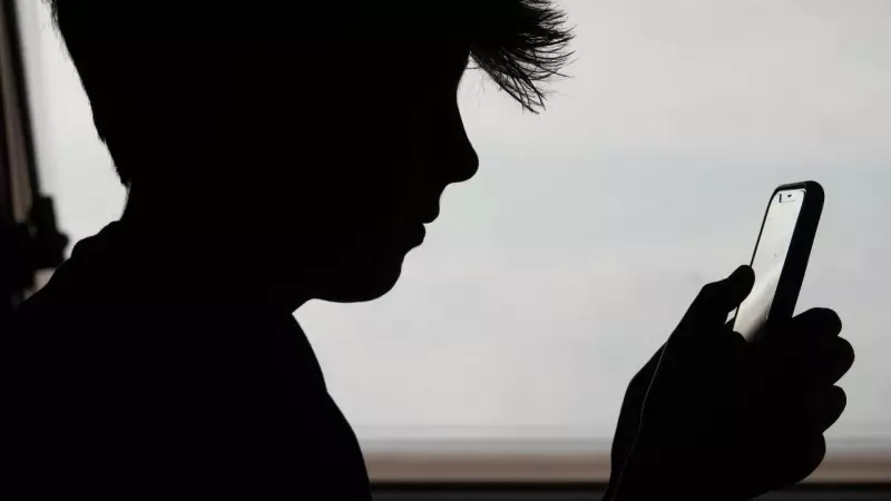 Tragédia no Reino Unido: Menino de 12 anos morre após desafio viral na internet