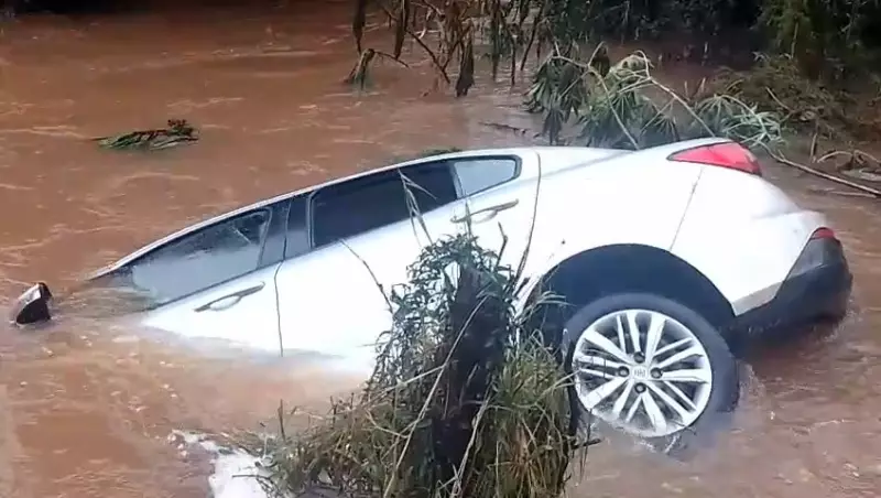 Tragédia no RS: Três carros caem em rio após festa junina; bombeiros relatam detalhes