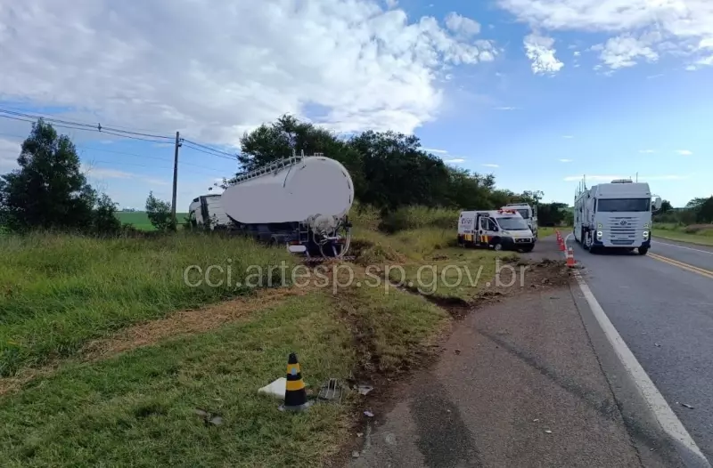 Tragédia no trânsito: acidente entre carretas mata uma pessoa em Taquarivai