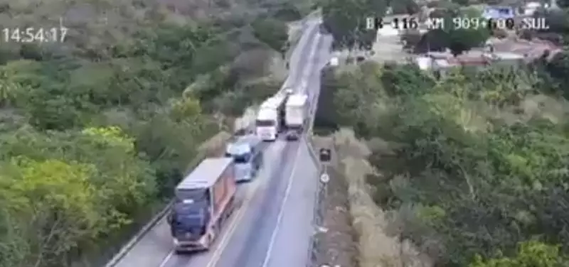 Tragédia no trânsito: Caminhão desgovernado empurra carro para barranco na Bahia