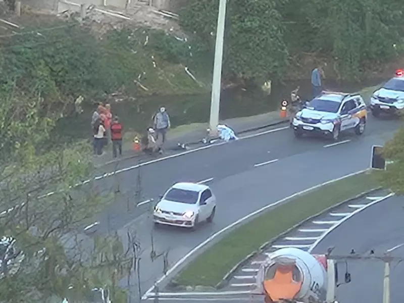 Tragédia no trânsito: motociclista morre após colidir com poste em Juiz de Fora
