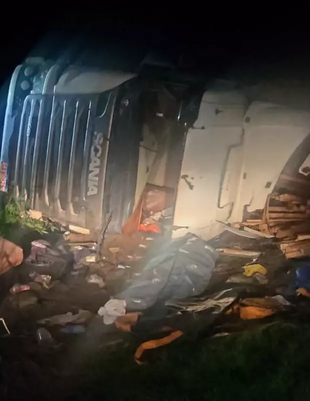 Tragédia no trânsito: motorista morre após tombamento de carreta carregada de madeira em Pilar, AL