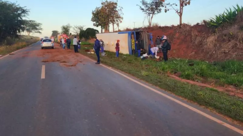 Tragédia no trânsito: motorista morre em colisão entre carro e ônibus de trabalhadores rurais em Colina, SP
