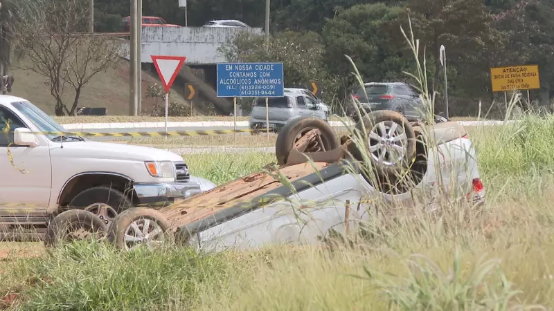 Tragédia no trânsito: Mulher de 54 anos morre após carro capotar na EPNB, no DF