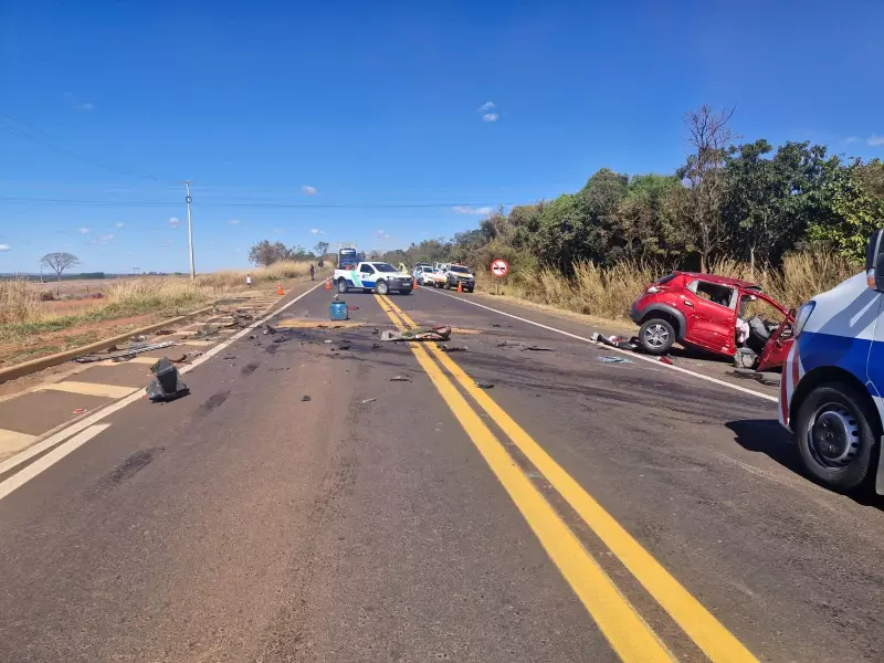 Tragédia no trânsito: mulher morre em colisão entre carro e carreta na MGC-452 em Uberlândia