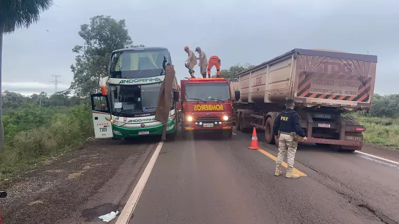 Tragédia no trânsito: Peça de caminhão se solta, atinge ônibus e deixa duas vítimas fatais em MS