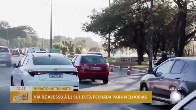 Trânsito caótico em Brasília após capotamento na L2 Sul — veja desvios