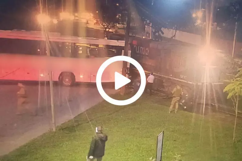 Trem colide com ônibus e causa congestionamento em Joinville — Veja vídeo
