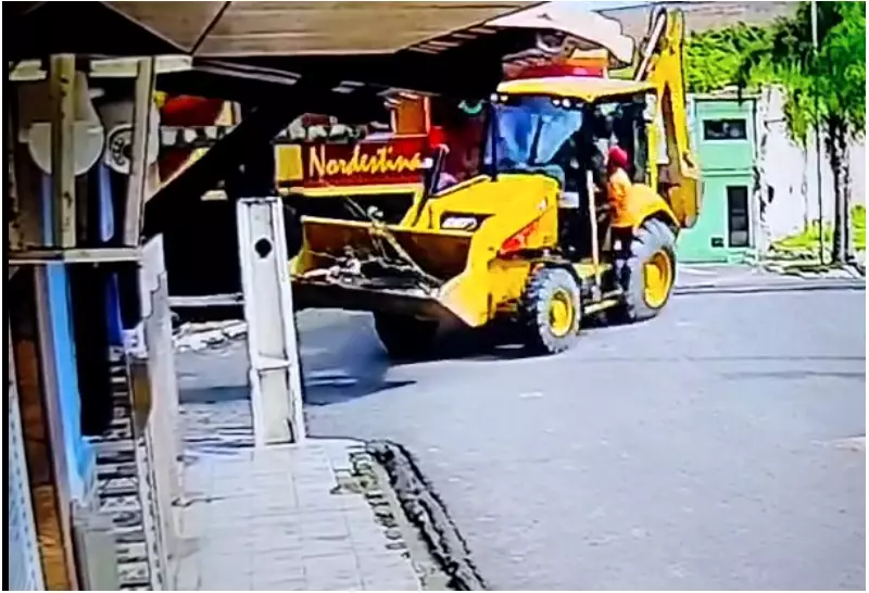 Trem colide com retroescavadeira em Rio Largo (AL): três homens ficam feridos