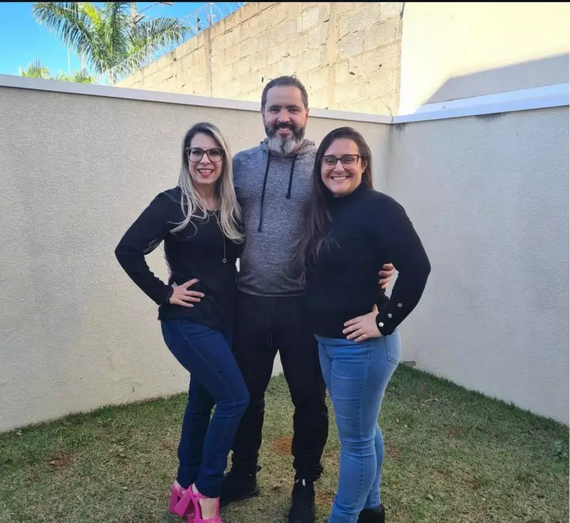 Trisal do interior de SP registra filha adolescente com nome do pai e das duas mães