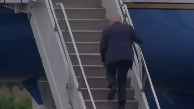 Trump Cai em Escadas de Avião e Vira Piada na Internet: Vídeo Viral