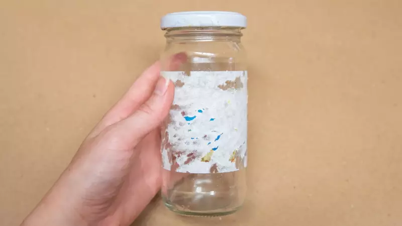 Truque Infalível para Remover Cola e Rótulos de Potes de Vidro em Segundos!