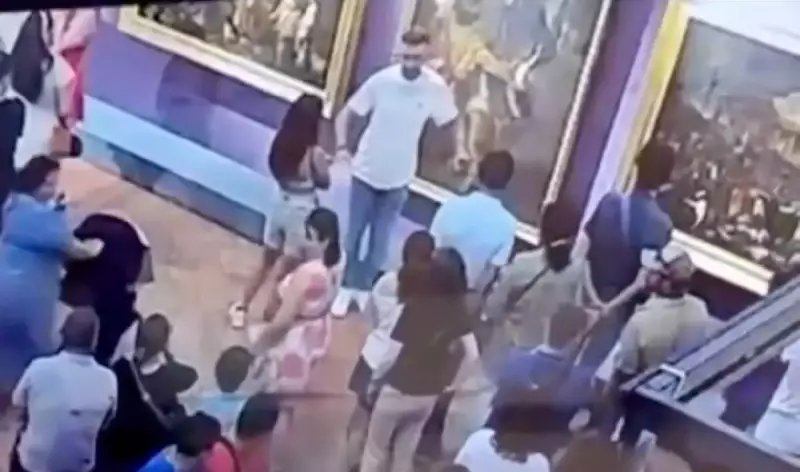Turista destrói obra centenária em museu italiano ao tentar foto perfeita