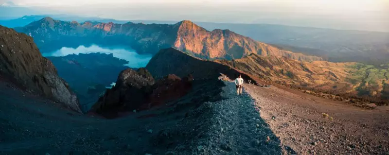 Turista sofre acidente no Monte Rinjani, uma semana após queda fatal de brasileira