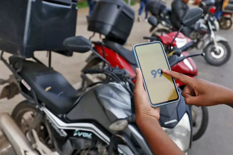 Uber e 99 multadas em R$ 17 milhões por operação irregular de mototáxi em SP