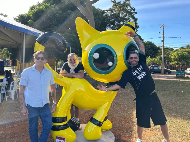Uberaba inaugura escultura gigante de gato com presença de Henri Castelli para incentivar adoção