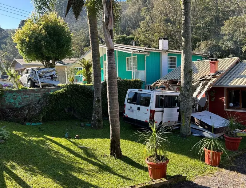 Van descontrolada invade casa após colisão em Caxias do Sul: veja o que aconteceu