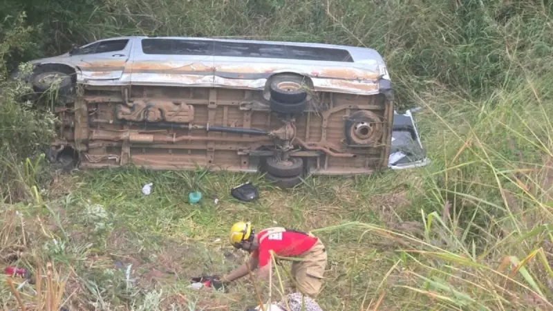 Van despenca em barranco em MG: 16 feridos após voltarem de velório