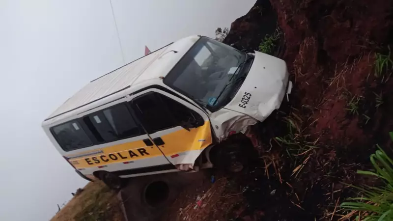 Van escolar com crianças cai em barranco após colisão com caminhão em Uberlândia