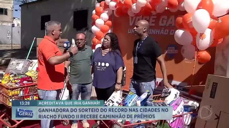 Vânia Lúcia recebe caminhão de prêmios do Record nas Cidades no Riacho Fundo (DF)