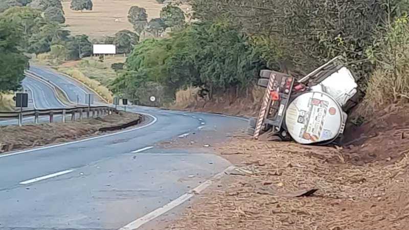 Vazamento de etanol interdita BR-153 em MG após tombamento de caminhão-tanque