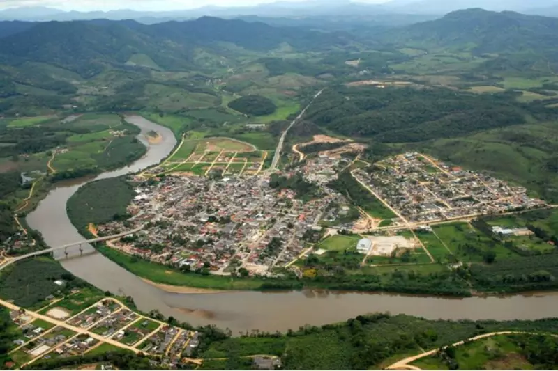 Vazamento de óleo atinge rio entre SP e PR e coloca cidades em alerta por contaminação