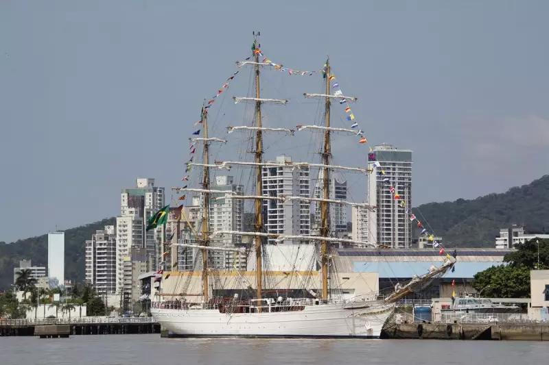 Veleiro da Marinha abre as portas para visitação pública em Itajaí — Não perca essa oportunidade!